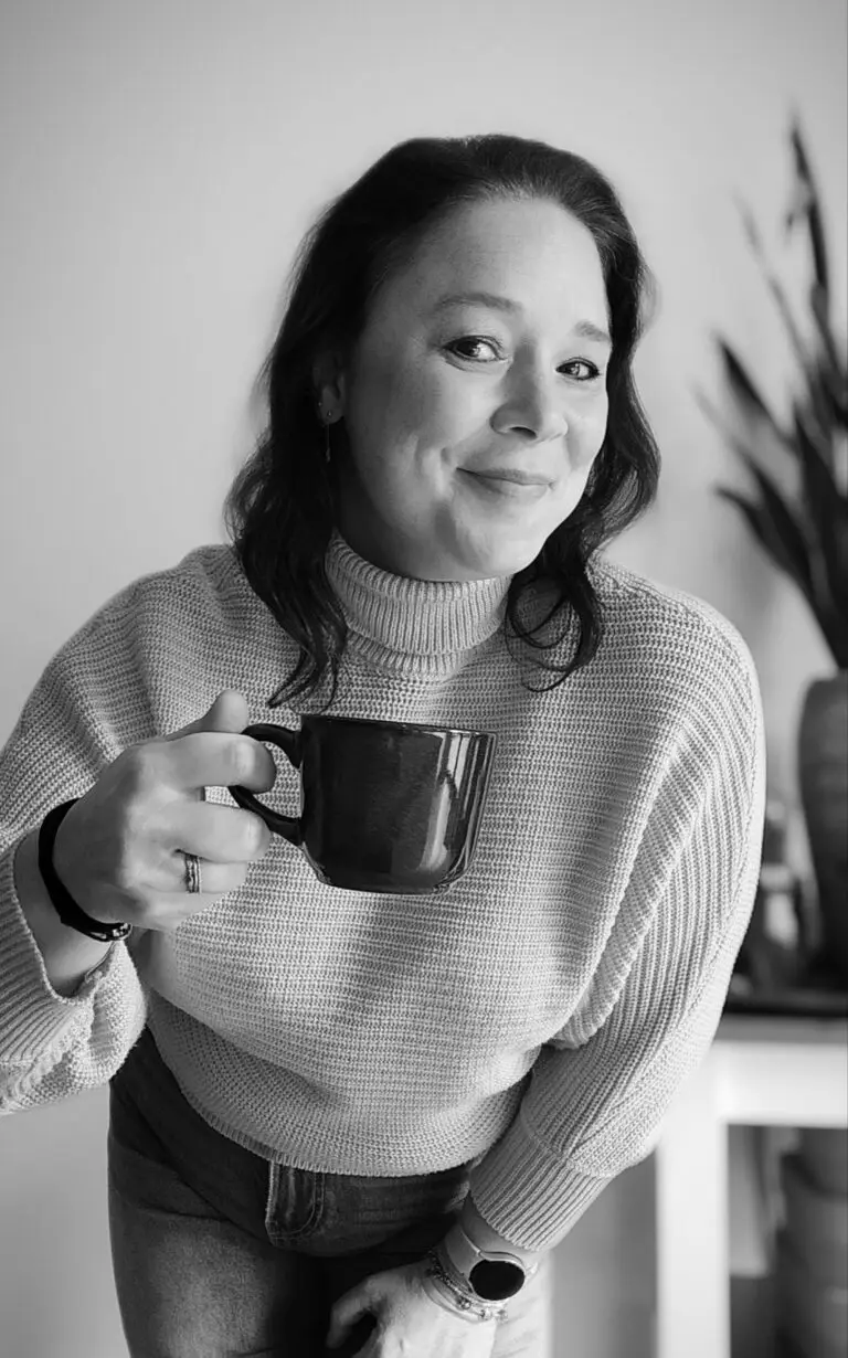 Vittoria, de eigenaresse van Contentissima, staat informeel op de foto met een kopje koffie.