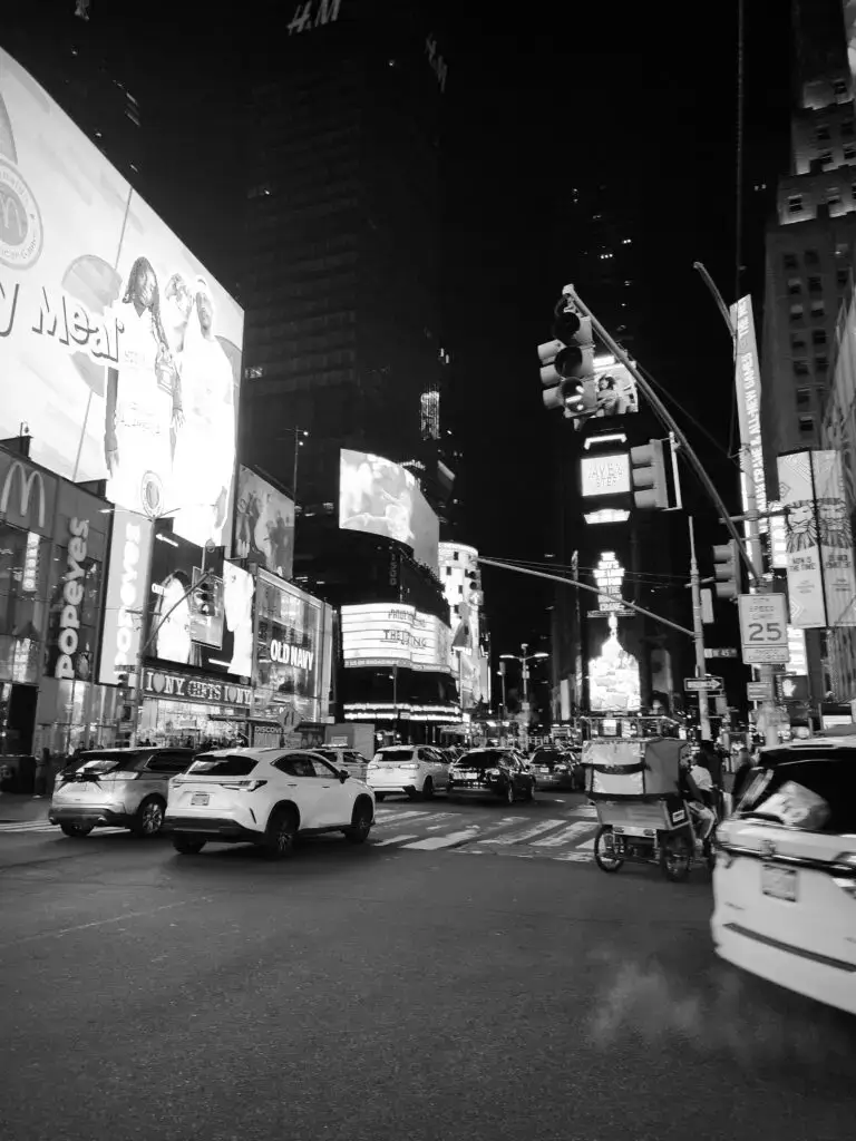 drukke reclame in Times Square laat zien hoe belangrijk onderscheidend DTP ontwerp is