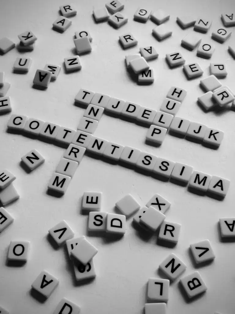 scrabble letters met woorden contentissima interim tijdelijk hulp als symbool voor tijdelijke marketing- of communicatieondersteuning
